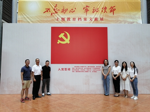 在档案文献展现场合照.jpg