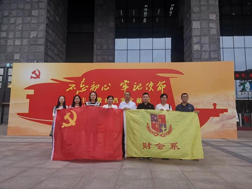 在图书馆前合照.jpg