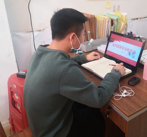 余培先老师班会剪影.jpg 余培先老师班会剪影.jpg