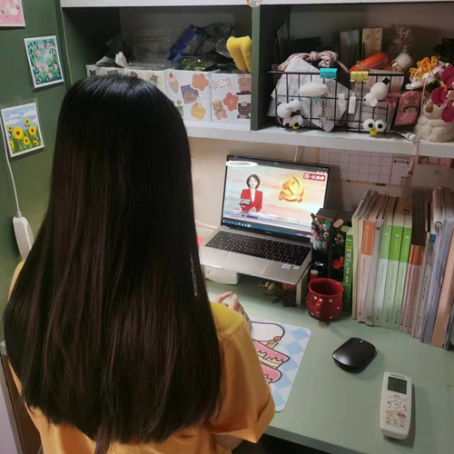 学生党员分散观看.jpg