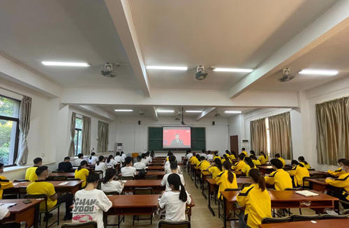 学生党支部笃行楼105集中观看现场 (2).jpg