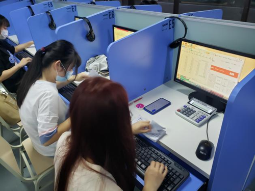 比赛现场参赛学生们认真拼搏.png 比赛现场参赛学生们认真拼搏.png