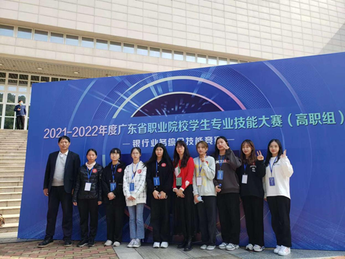 2022年的我校参赛选手及指导老师合影.png 2022年的我校参赛选手及指导老师合影.png
