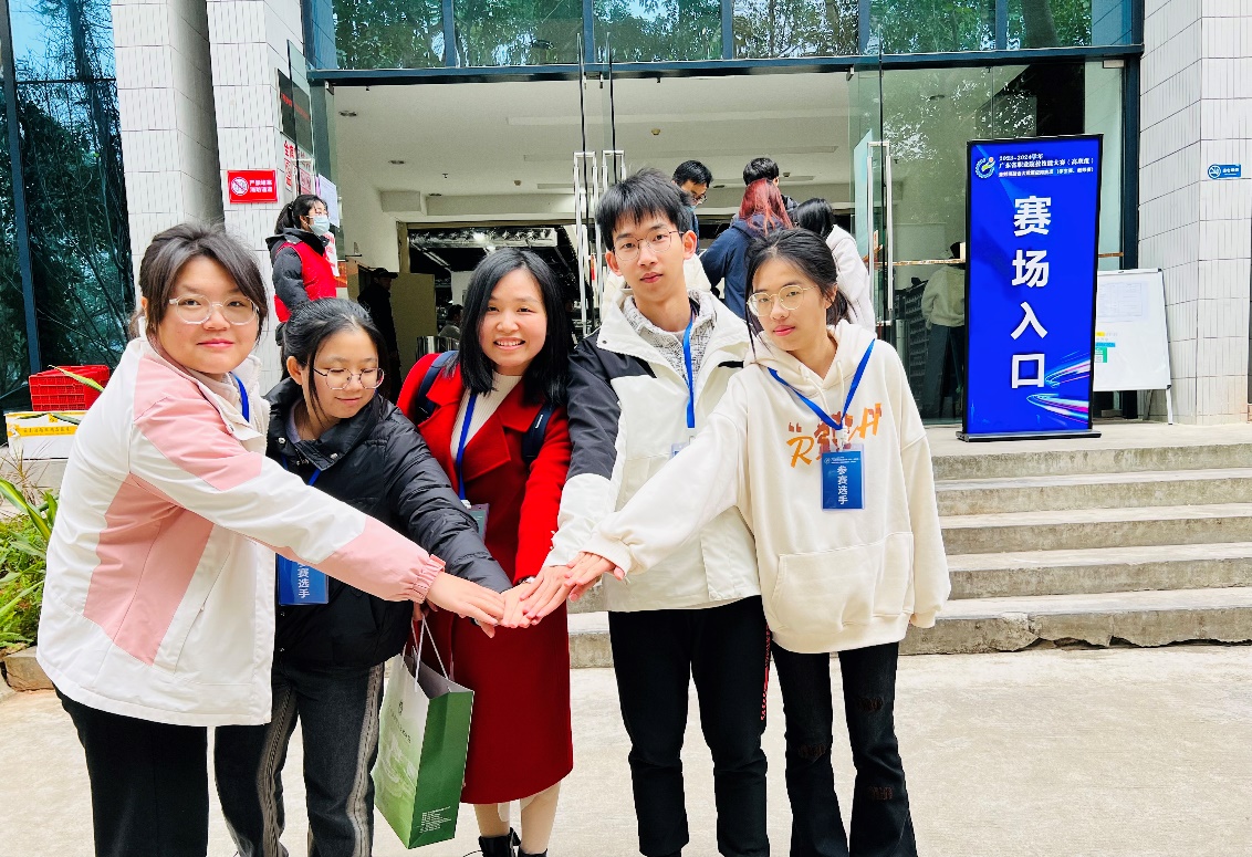 女人们站在一起合影的一群人描述已自动生成 女人们站在一起合影的一群人描述已自动生成