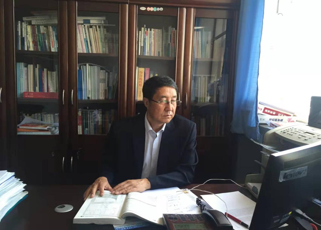 G:\会计教研室简历和生活照\会计教研室任课教师简历及照片\学科带头人王全在院长\办公室照片.jpg