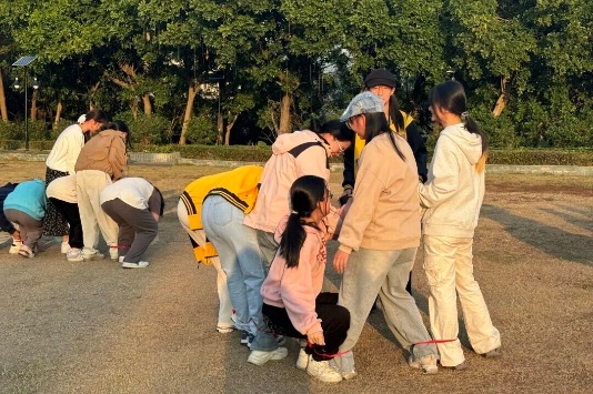 一群小孩在户外AI 生成的内容可能不正确。 一群小孩在户外AI 生成的内容可能不正确。