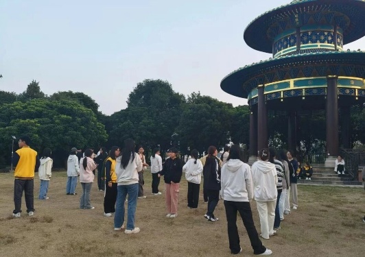 一群人站在建筑前AI 生成的内容可能不正确。 一群人站在建筑前AI 生成的内容可能不正确。