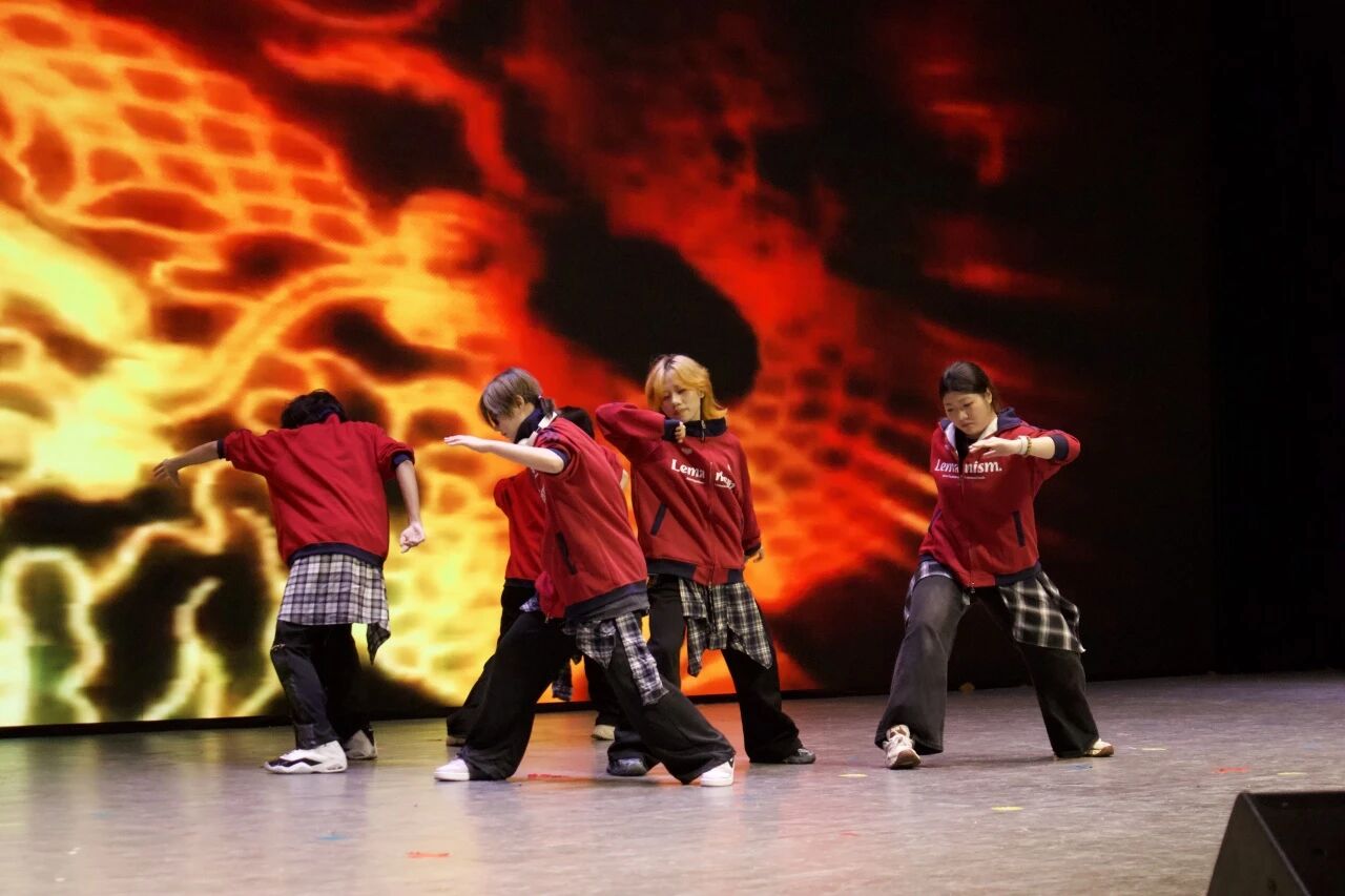图片包含 人, 走, 小孩, 男人AI 生成的内容可能不正确。 图片包含 人, 走, 小孩, 男人AI 生成的内容可能不正确。