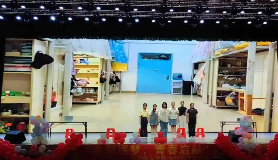图片包含 室内, 房间, 桌子, 游戏机AI 生成的内容可能不正确。 图片包含 室内, 房间, 桌子, 游戏机AI 生成的内容可能不正确。
