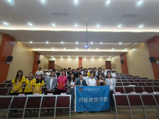 图片包含 天花板, 室内, 人们, 桌子AI 生成的内容可能不正确。 图片包含 天花板, 室内, 人们, 桌子AI 生成的内容可能不正确。