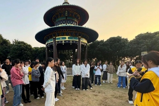 一群人站在雕塑前AI 生成的内容可能不正确。 一群人站在雕塑前AI 生成的内容可能不正确。