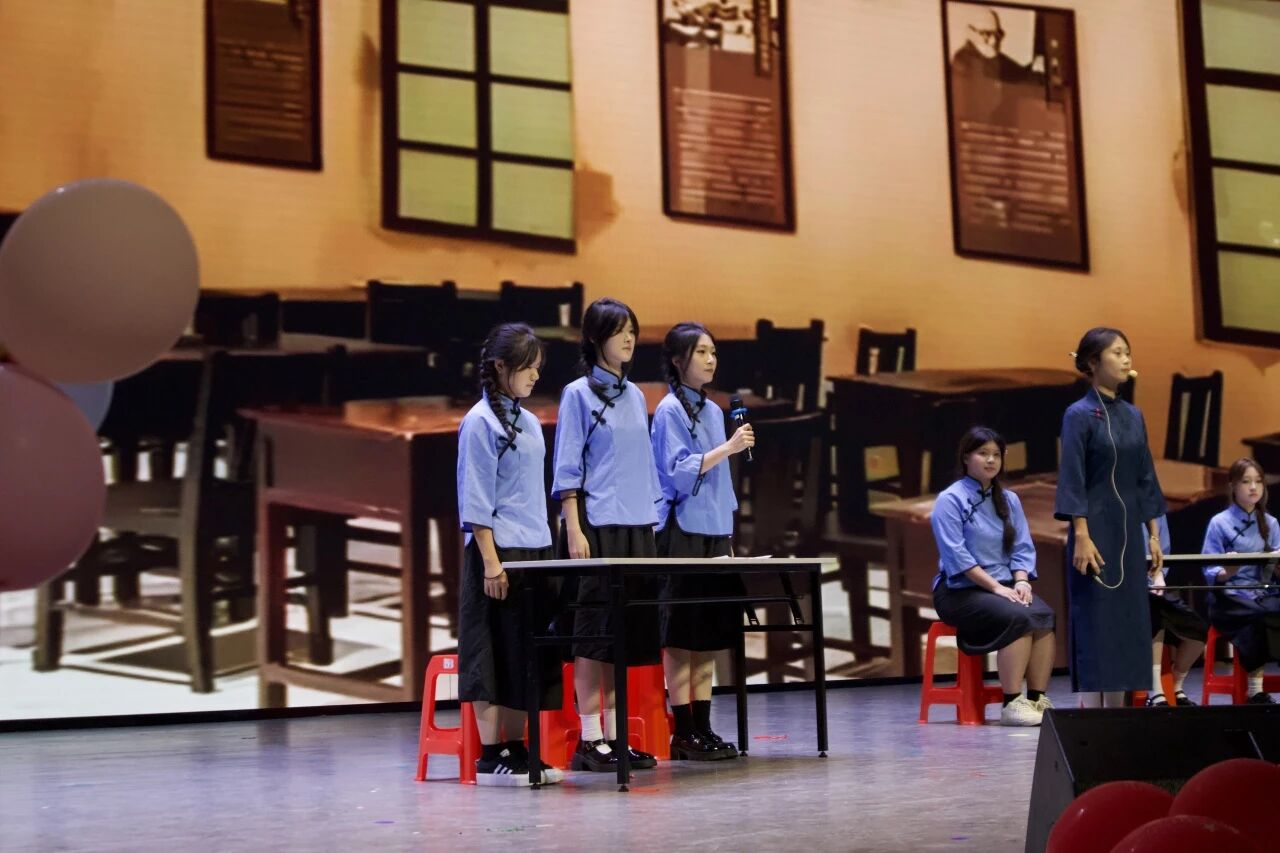 一群人在餐厅里AI 生成的内容可能不正确。